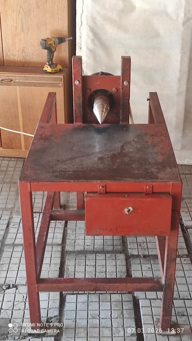 Машина за цепене на дърва