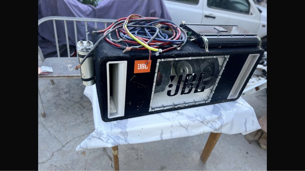 Сабвуфер JBL с усилителем и накопителем.