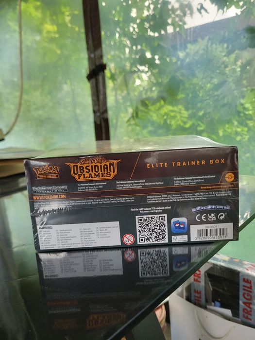 Elite Trainer Box din extensia Pokemon TCG: Scarlet & Violet—Obsidian Flames