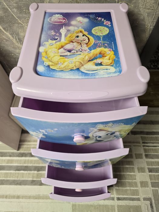 Продам детский пластиковый комод с четырьмя ящиками.