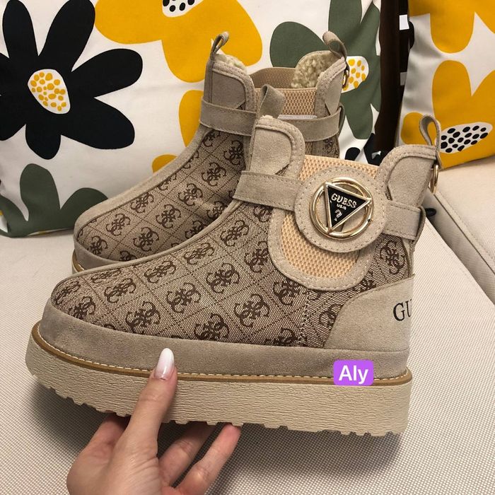 Ugg-uri diferite modele