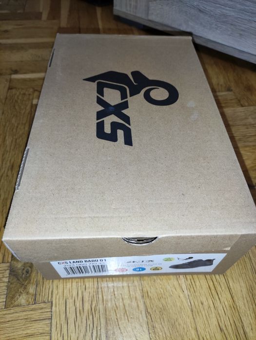 Продавам чисто нови работни обувки без защита