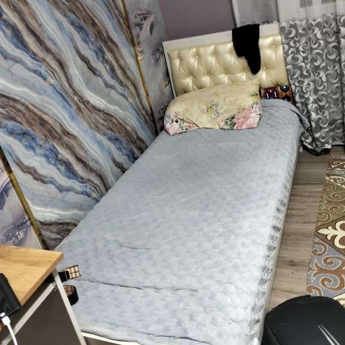 Кровать,ковер,стол