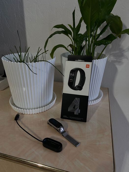 Продам часы mi band 4.