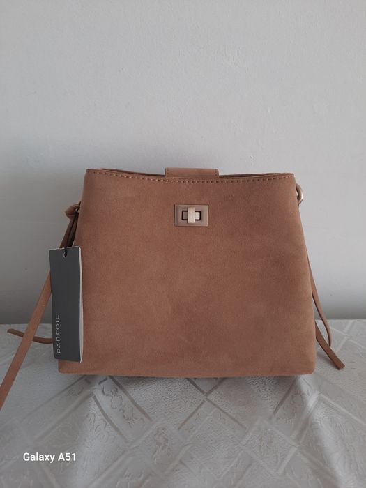 Poseta parfois noua cu eticheta