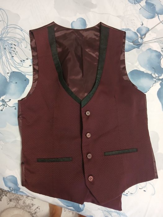 Продава се червен костюм