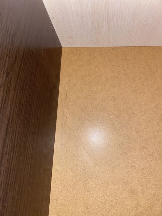 Шкаф бір-екі жері сызылған суретте бәрі көрсетілген жерлер бәрі жақсы