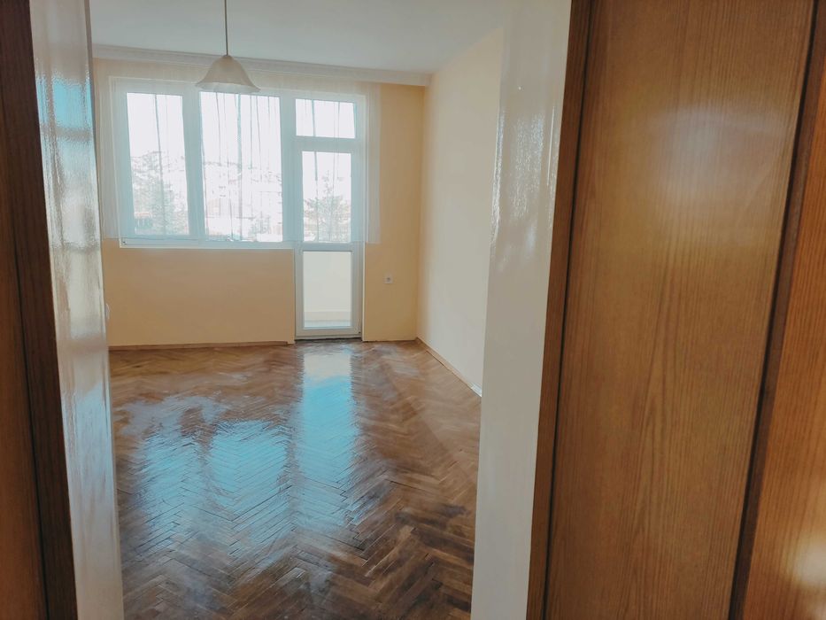 Продава  четиристаен с гараж в центъра