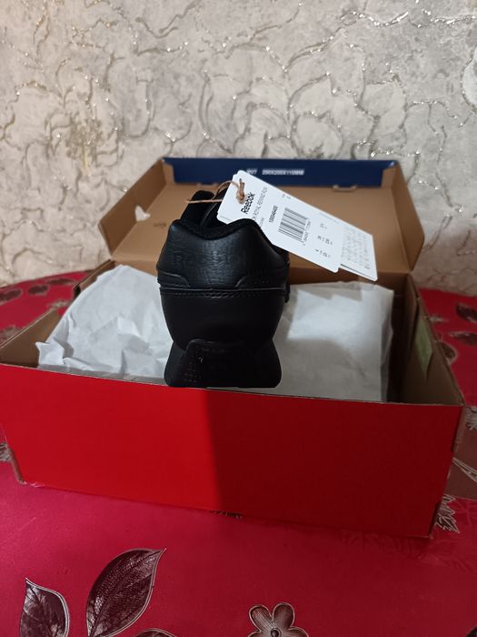 Vând adidași Reebok
