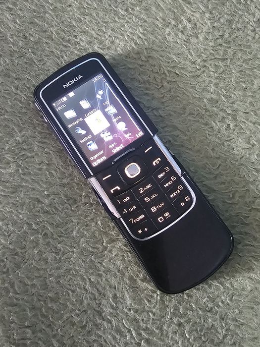 Vând Nokia 8600 Luna