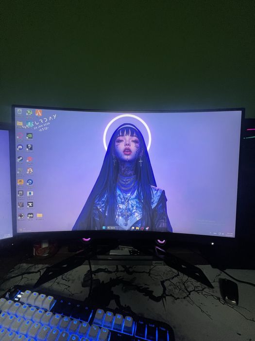 Компютър със два монитора