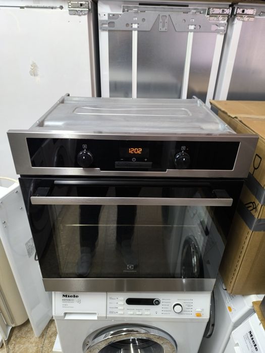 Фурна Electolux EOB5450AOX - 76 литра . Плавно затваряне на вратата.