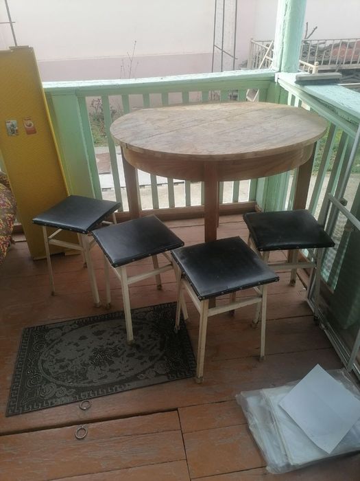 Круглый стол с табуретками