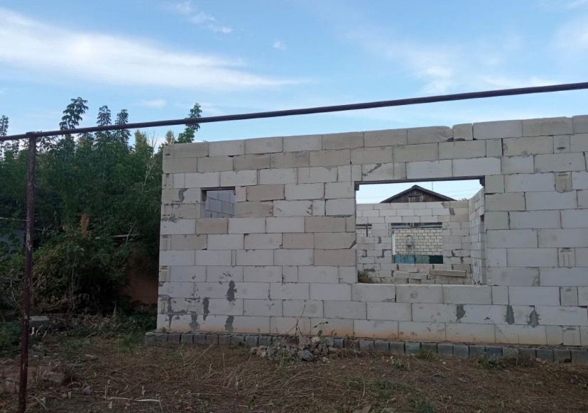 Продоется участок с недостроенным домом в городе