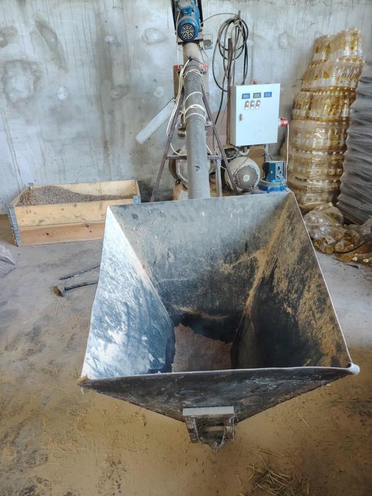 Продавам преса за  пелети с три матрици