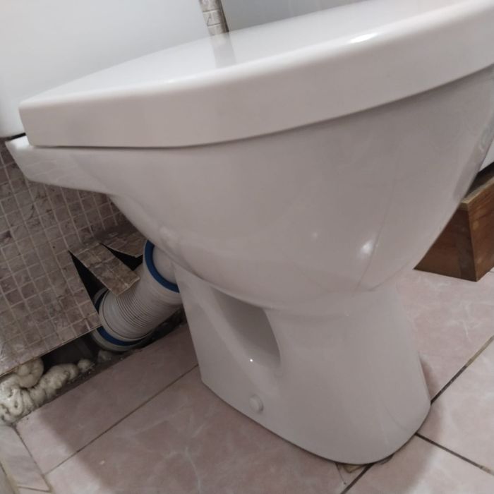 Унитаз обычный  продам с бочком