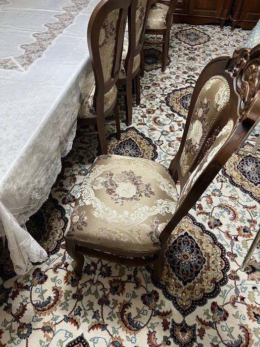 Продается стол с 12 стульями!