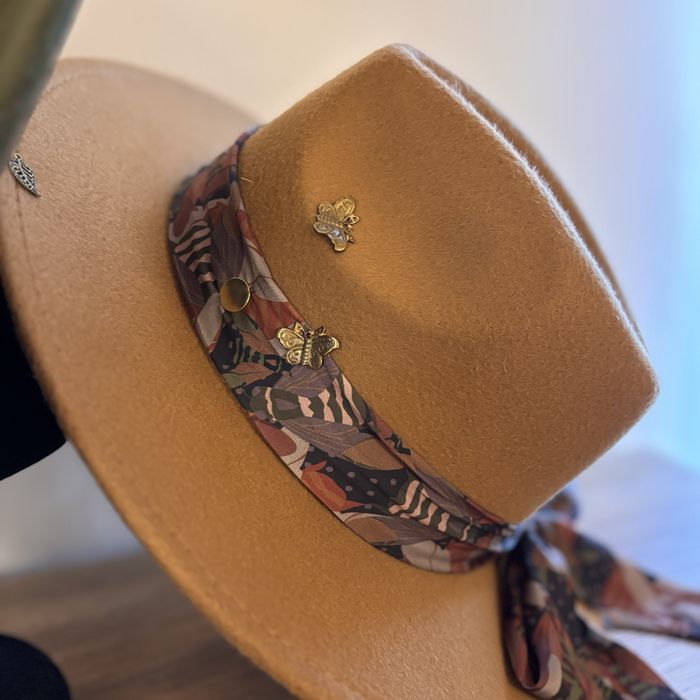 Ръчно изработена шапка в два цвята