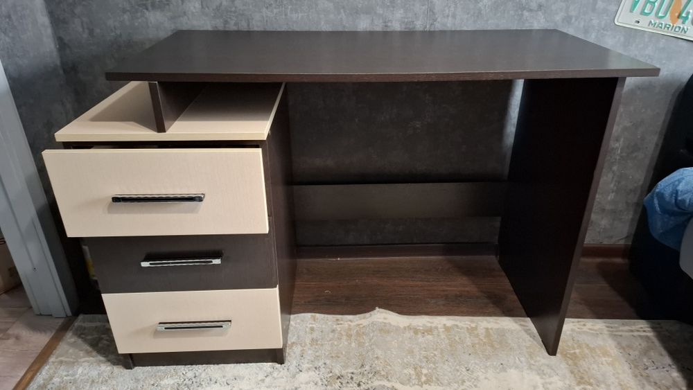 Письменный стол.