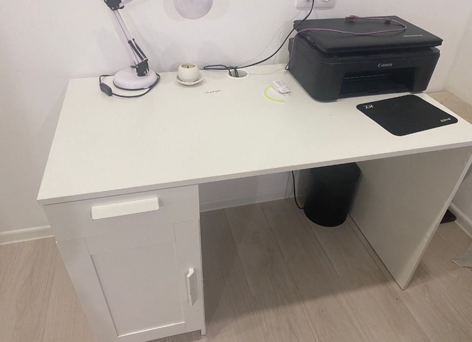 Рабочий стол и кресло