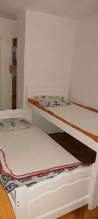 Pat supraetajat din lemn + 2 saltele 90x190 incluse – stare foarte bună