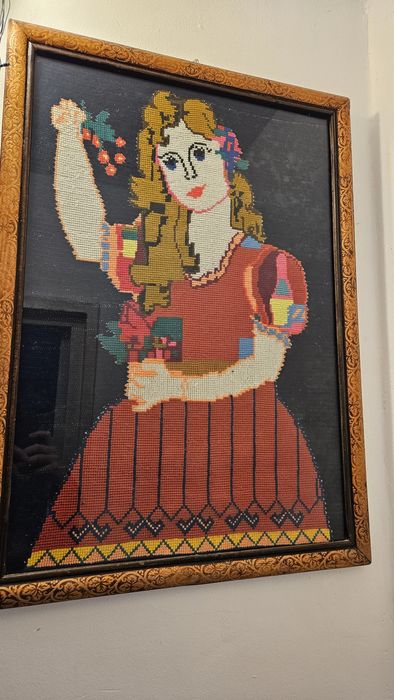 Goblen lucrat manual – fată cu flori, ramă vintage – 72x52 cm