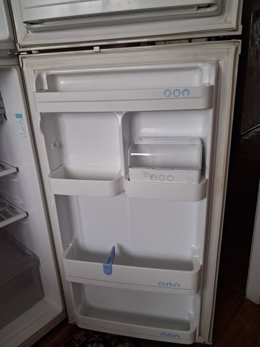 Холодильник  2х камерный, марки LG