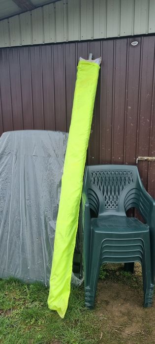 Masă cu scaune și umbrelă