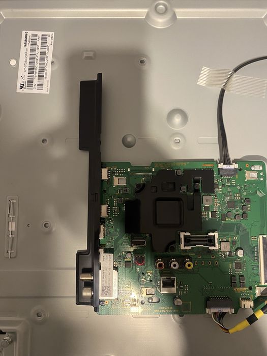 Прадавам телевизор samsung 50tu8072 аа части