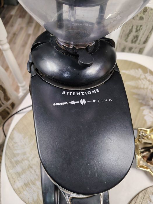 Râșniță de cafea profesională Compak K6 . Perfect funcționala.