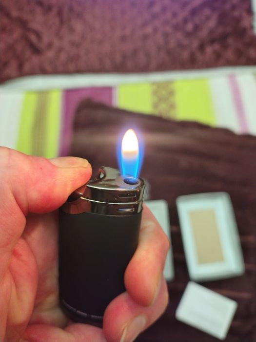 Запалка изцяло метална.