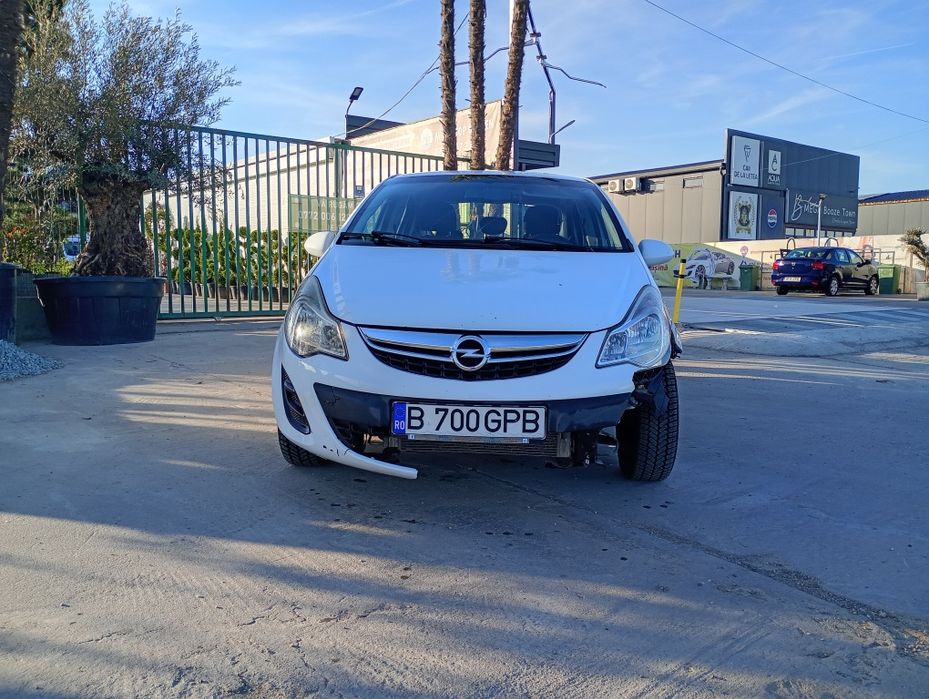 Opel corsa 2012 1.2 benzina usor avariat