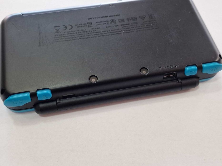 New Nintendo 2DS XL - Black and Turquoise (Nintendo 3DS)