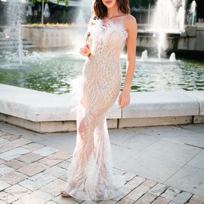 Бална рокля с пера