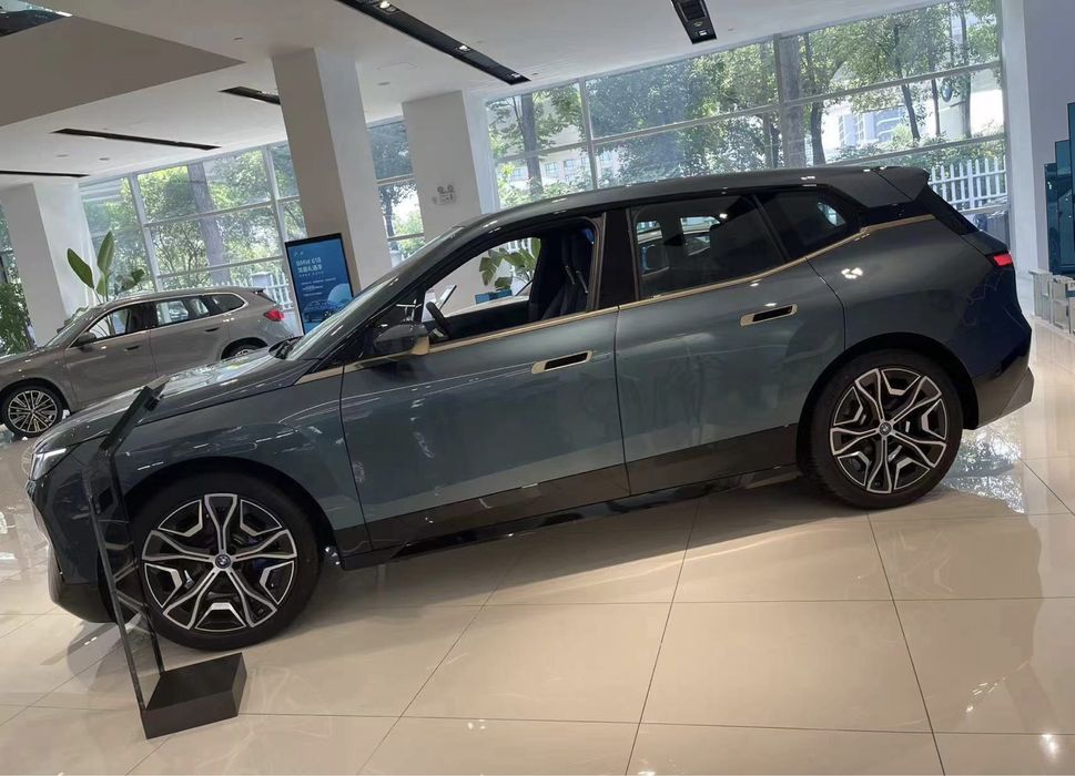 BMW iX xDrive 40 ( BMW iX40)   2024 в Top Version на заказ