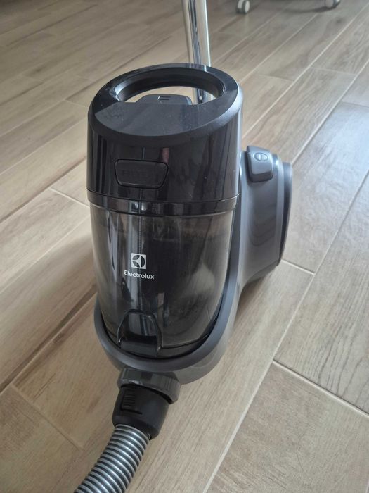 Aspirator fara sac Electrolux 700 W, 1.8 l