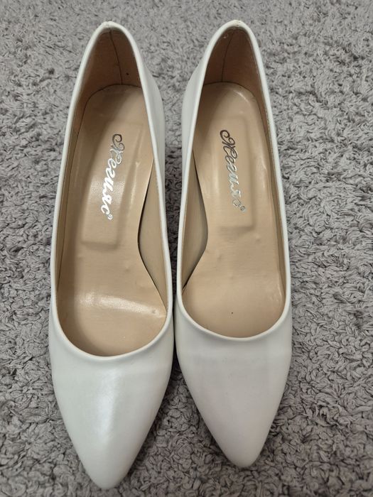 Бели елегантни обувки