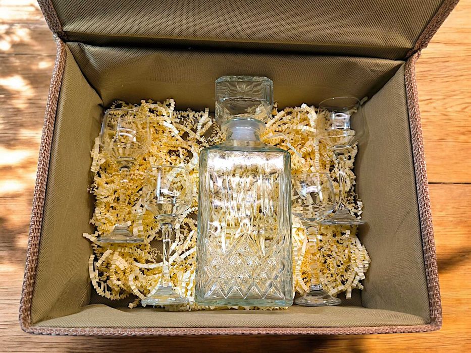 Гравиран сет от Гарафа,Четири чаши за ракия,Подаръчна бамбукова кутия