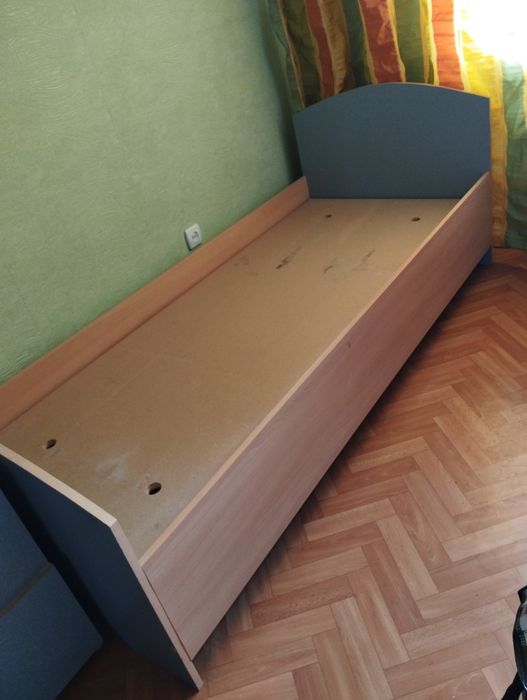 Продам шкаф и две кровати с матрасом