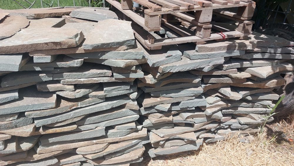 Дикий красный камень.