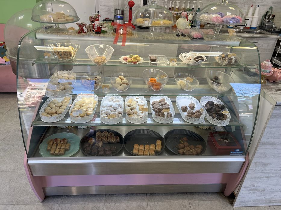 Витрина за сладки с LED осветление.