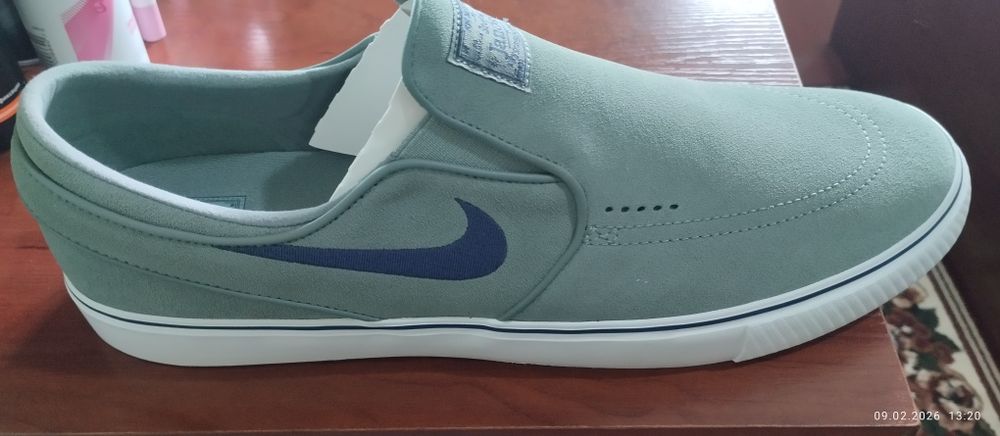 Фирменные  кроссовки   с Америки  NIKE. - большой размер.