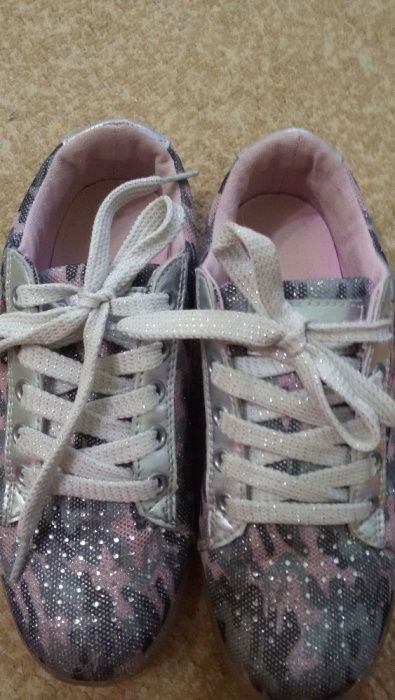 Срочно Кеды для девочки цвет серебро со стразами 3000
