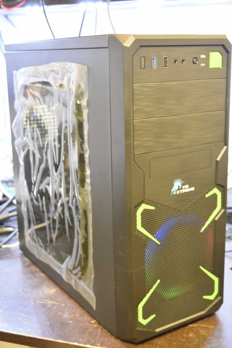 Геймъърски компютър с 16 GB DDR4 I5 10400 RX 480 256 GB NVME светещ