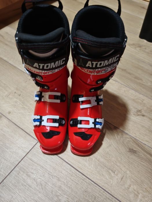 Продавам състезателни ски обувки Атомик