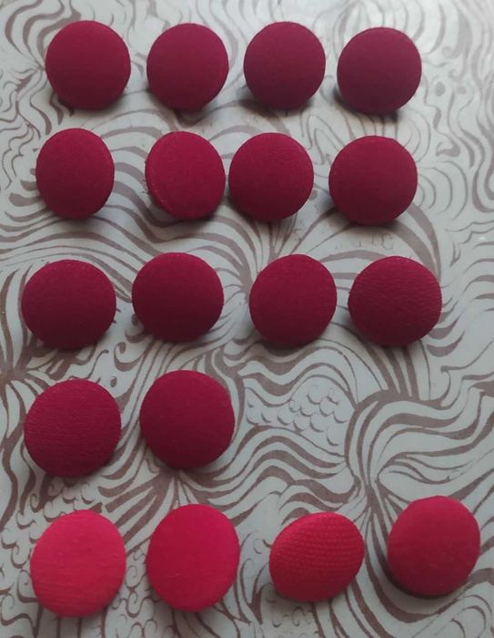 Пуговицы красные, чёрные, синие, коричневые