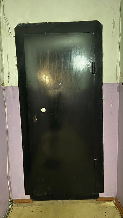Продам входную железную дверь