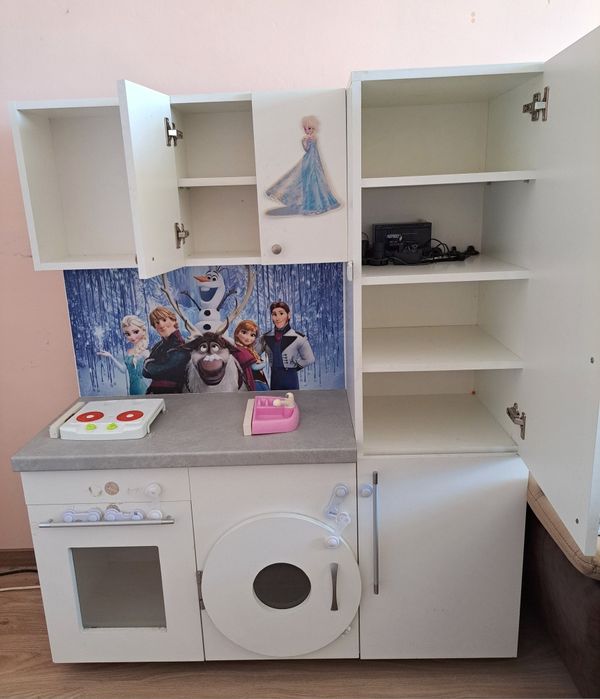 Голяма детска кухня и дървен шкаф за играчки