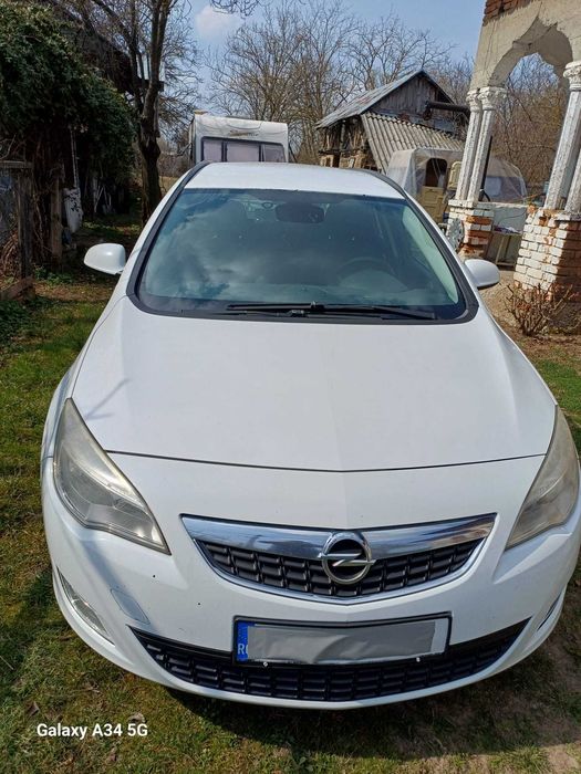 Direct proprietar, vand Opel Astra Sports Tourer 2011, 1.7 Diesel 130cp | cutie manuala 6+1 | 214500km reali | ITP, revizii si acte la zi | 4200€ fix