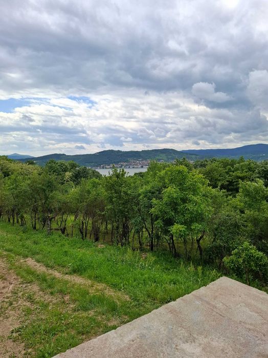 Superbă casă cu mult teren și garaj !!